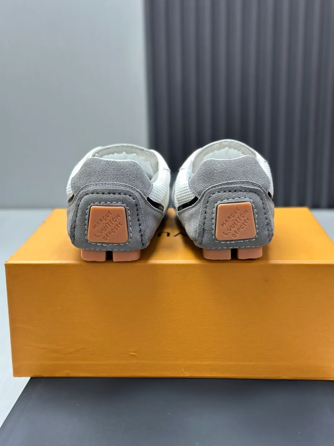 👟👟Ex-factory price 680👟👟 (Top version fully packaged) LV Louis Vuitton L Family Donkey Brand Latest Rally Series Mesh Casual Sports Shoes Doudou Shoes Original purchase, development and production This LV Rally sports shoe is made of suede cow leather and mesh fabric, and a rubber pad outsole is incorporated into the driving shoe configuration, making it a modern choice that is both comfortable and light. The LV letters on the side, the handwritten Louis Vuitton logo on the rear, and the Vuitton logo on the tongue and outsole jointly brand the brand mark. Exquisite packaging at the delivery counter🛍📦 ▪️Fabric: Original customized imported mesh + cowhide ▪️Inner lining: Original customized breathable mesh lining ▪️Outsole: Original molded anti-slip rubber material ▪️Sole thickness: 2CM ▪️Size: Men's 39-45